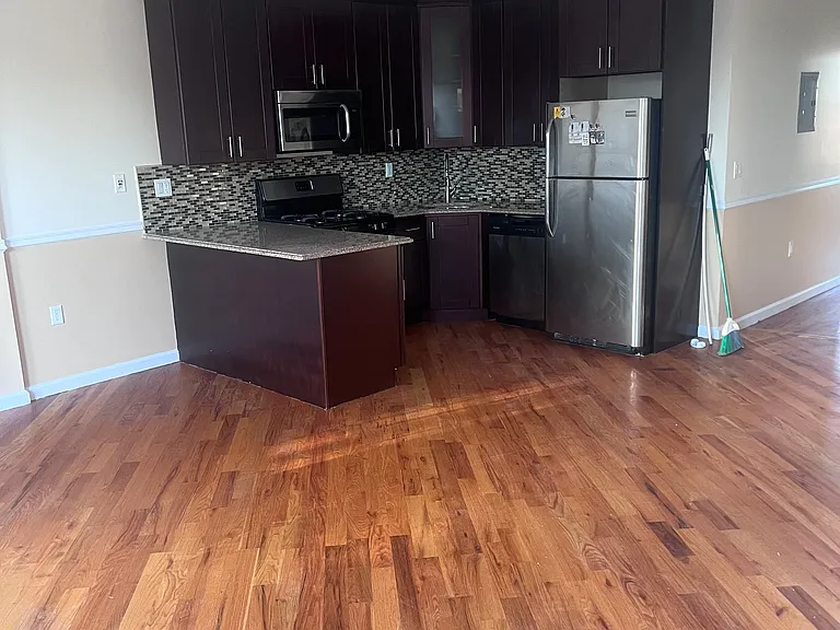 499 Linwood St #2 — Photo 3
