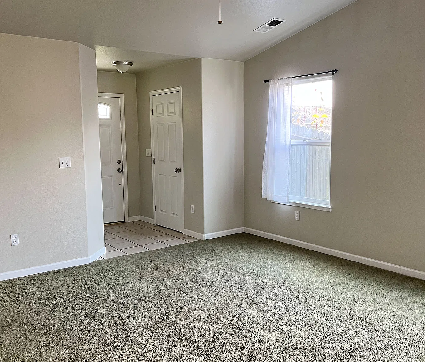 3 bed, 1230 sqft, $2,100 — Photo 4