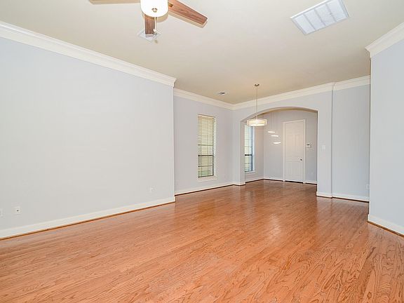 4th image of 9028 Lakes At 610 Dr