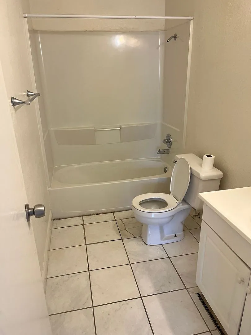2 bed 2 bath — Photo 3