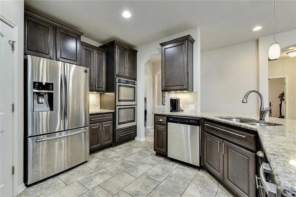 3 bed, 2271 sqft, $2,350 — Photo 3