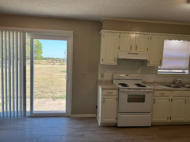 1007 W Chatburn Dr — Photo 3