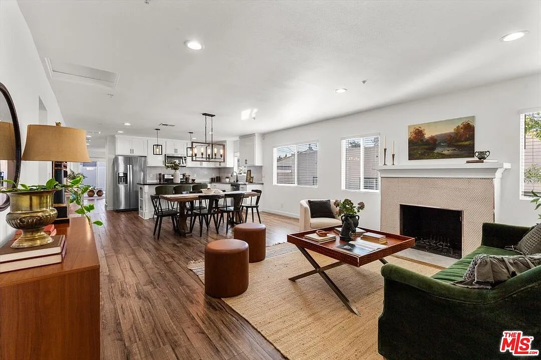 4 bed, 3.0 bath, 1992 sqft, $6,000 — Photo 2