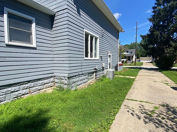 3rd image of 16917 Larchwood Ave