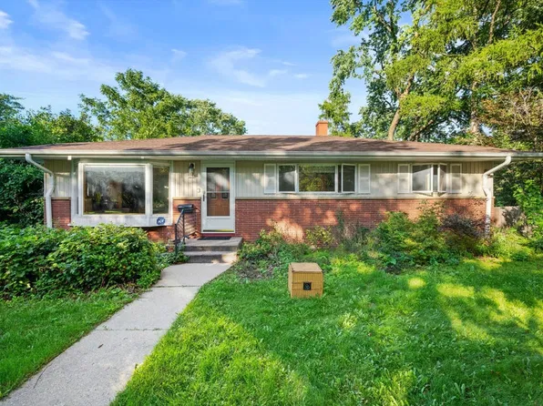 5788 N Milwaukee River Pkwy, Glendale, WI 53209