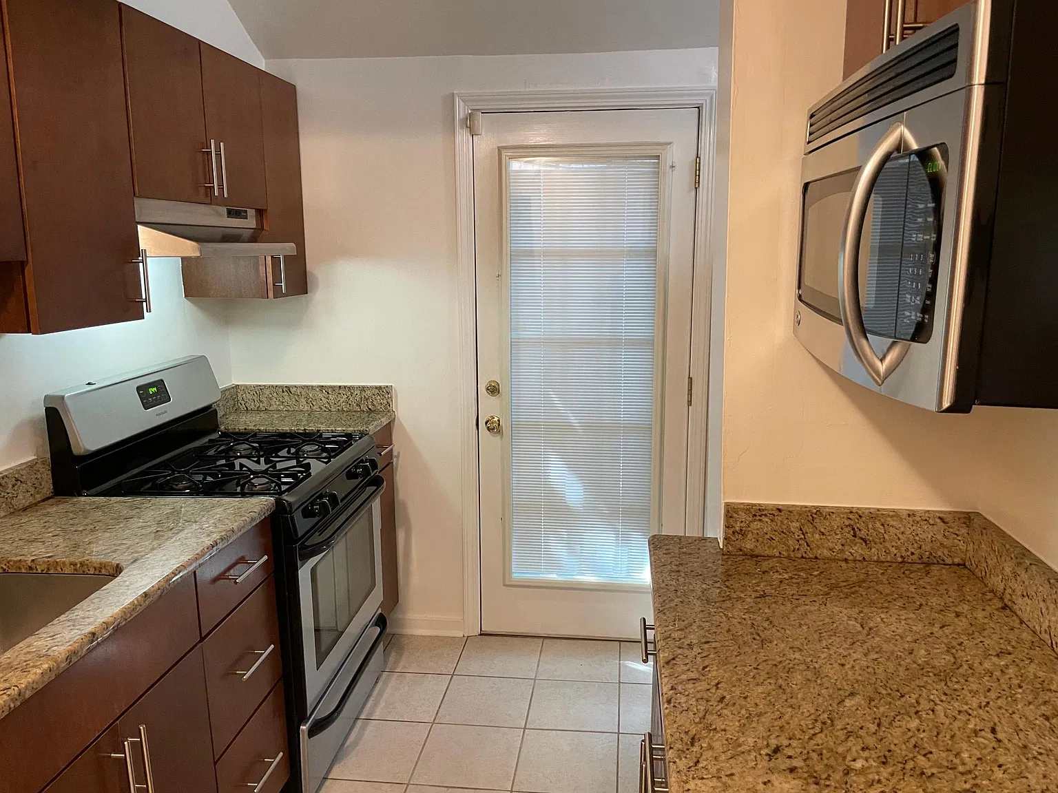 2 bed, 1.5 bath, 950 sqft, $2,400 — Photo 4