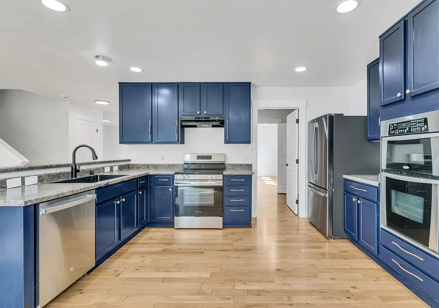 4 Bedroom 3.5 Bath Home Near Kentlake High School — Photo 3
