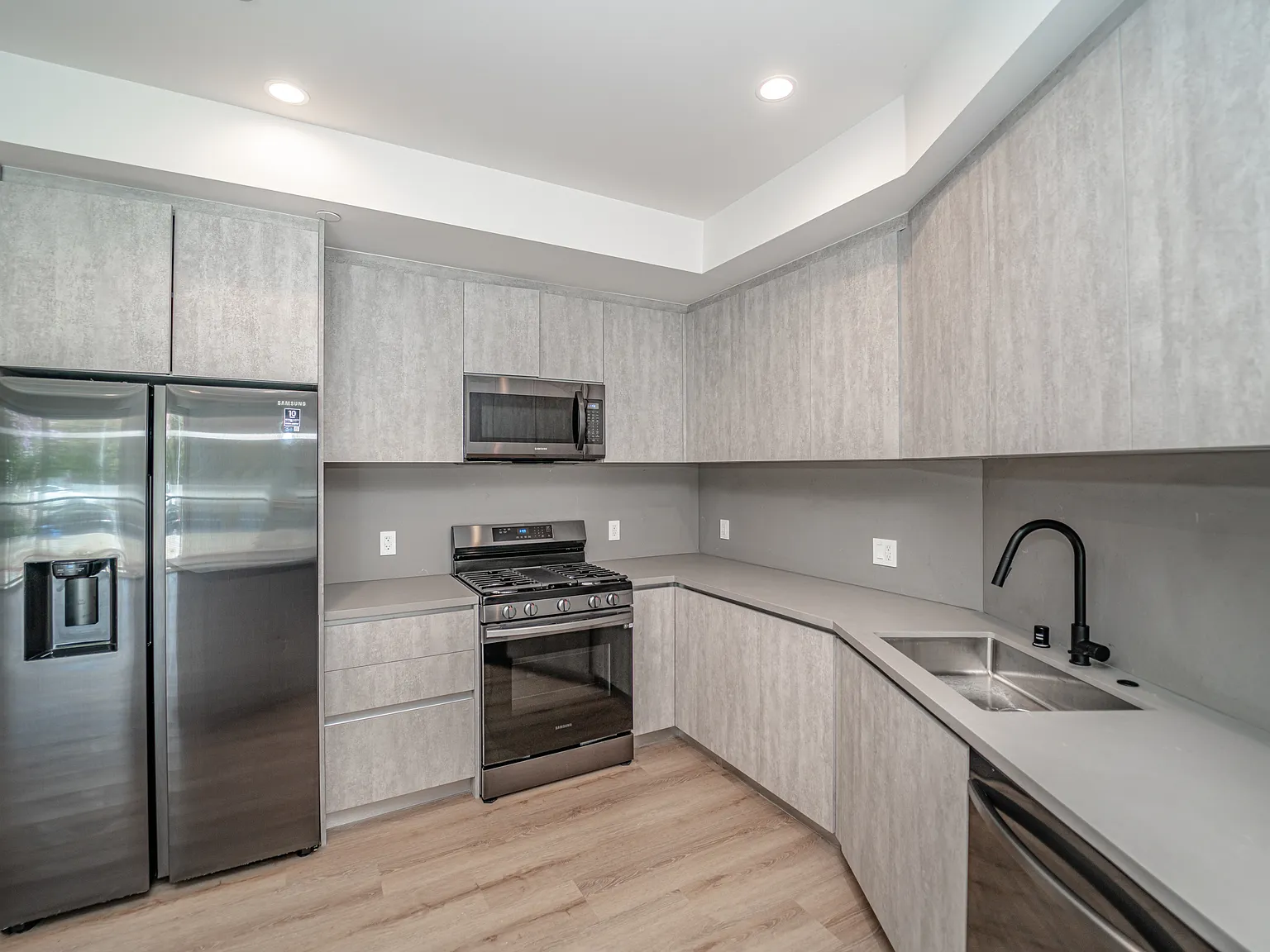 1 bed, 950 sqft, $3,342 — Photo 4