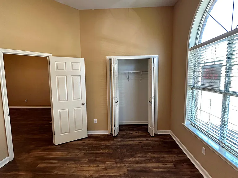 1405 Hillsboro Ln — Photo 6