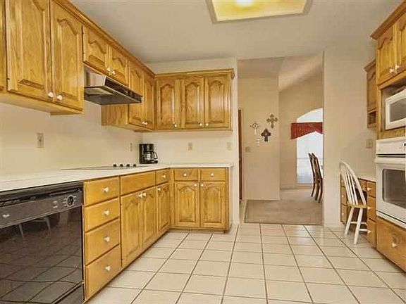 3rd image of 215 Meadowlakes Dr