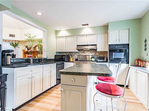 3rd image of 60 Laurel Cres