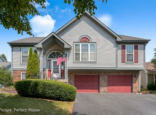 1112 Clover Hill Ln, Elgin, IL 60120