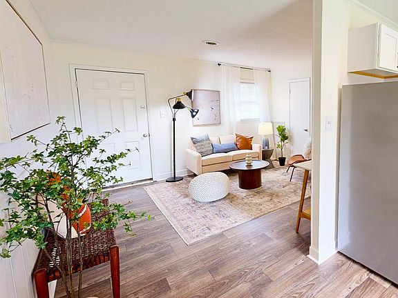 Newly Renovated 2 bed 1.5 bath-Villas at North Point and South Point Apartments