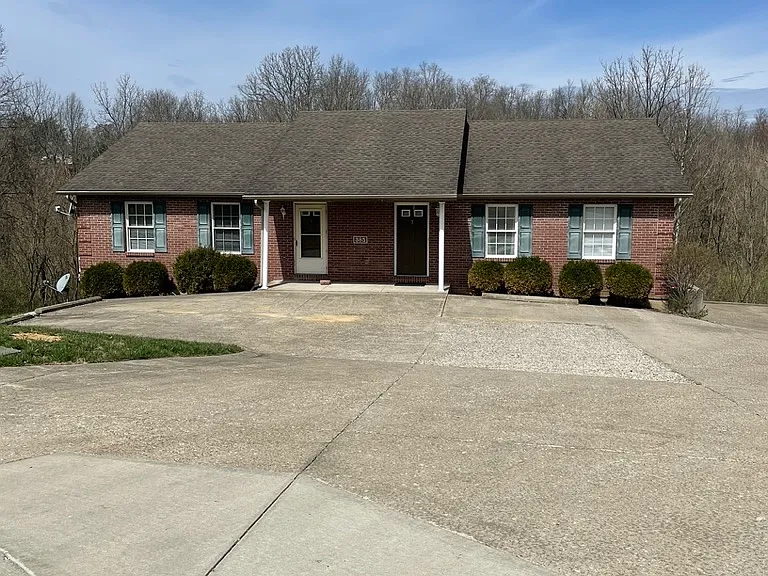 385 Grantland Dr — Photo 2