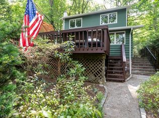 17 South Rd, Bloomingdale, NJ 07403