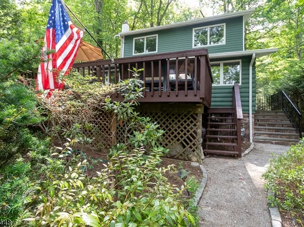 17 South Rd, Bloomingdale Boro, NJ 07403
