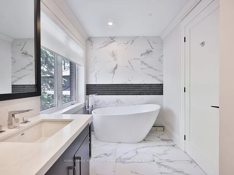 1638 Ruscombe Close — Photo 23