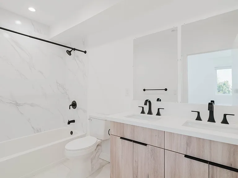 5654 1/2 Cartwright Ave — Photo 23