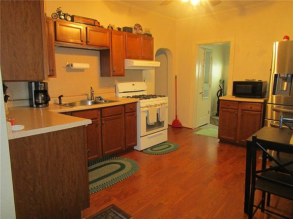 5th image of 602 W 2nd St