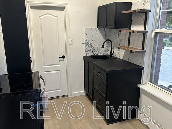 5th image of 151 Colborne St #223