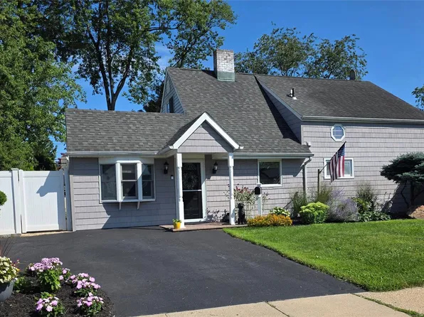 140 Springtime Lane W, Levittown, NY 11756
