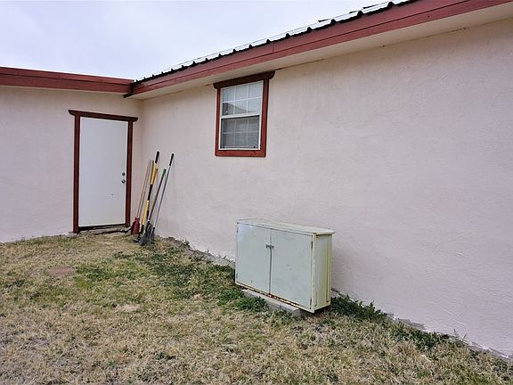 5th image of 905 E Gonzalez St