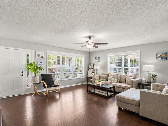 4th image of 108 Larkspur Ln