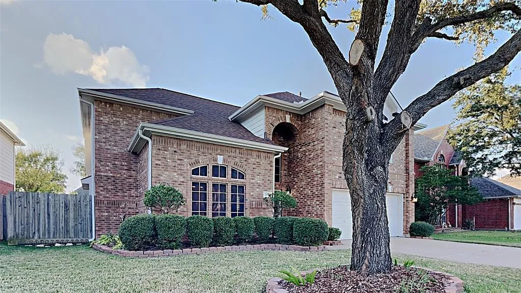 4 bed, 2.5 bath, 2467 sqft, $2,499 — Photo 2