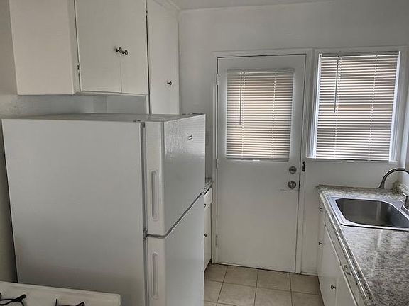 4th image of 70 Glendora Ave APT 2