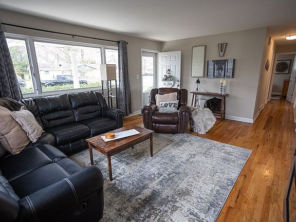 3rd image of 1530 Gordon Dr
