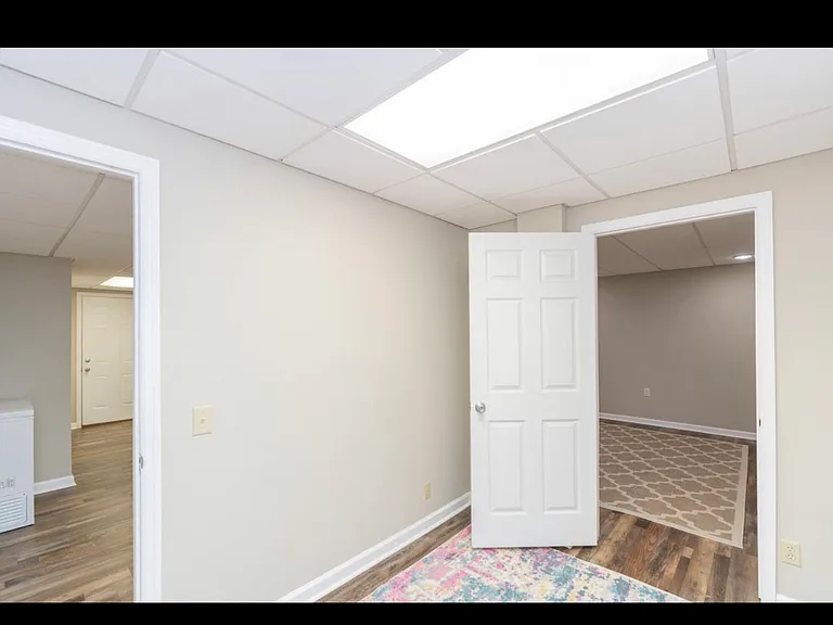 911 Crest Dr — Photo 33