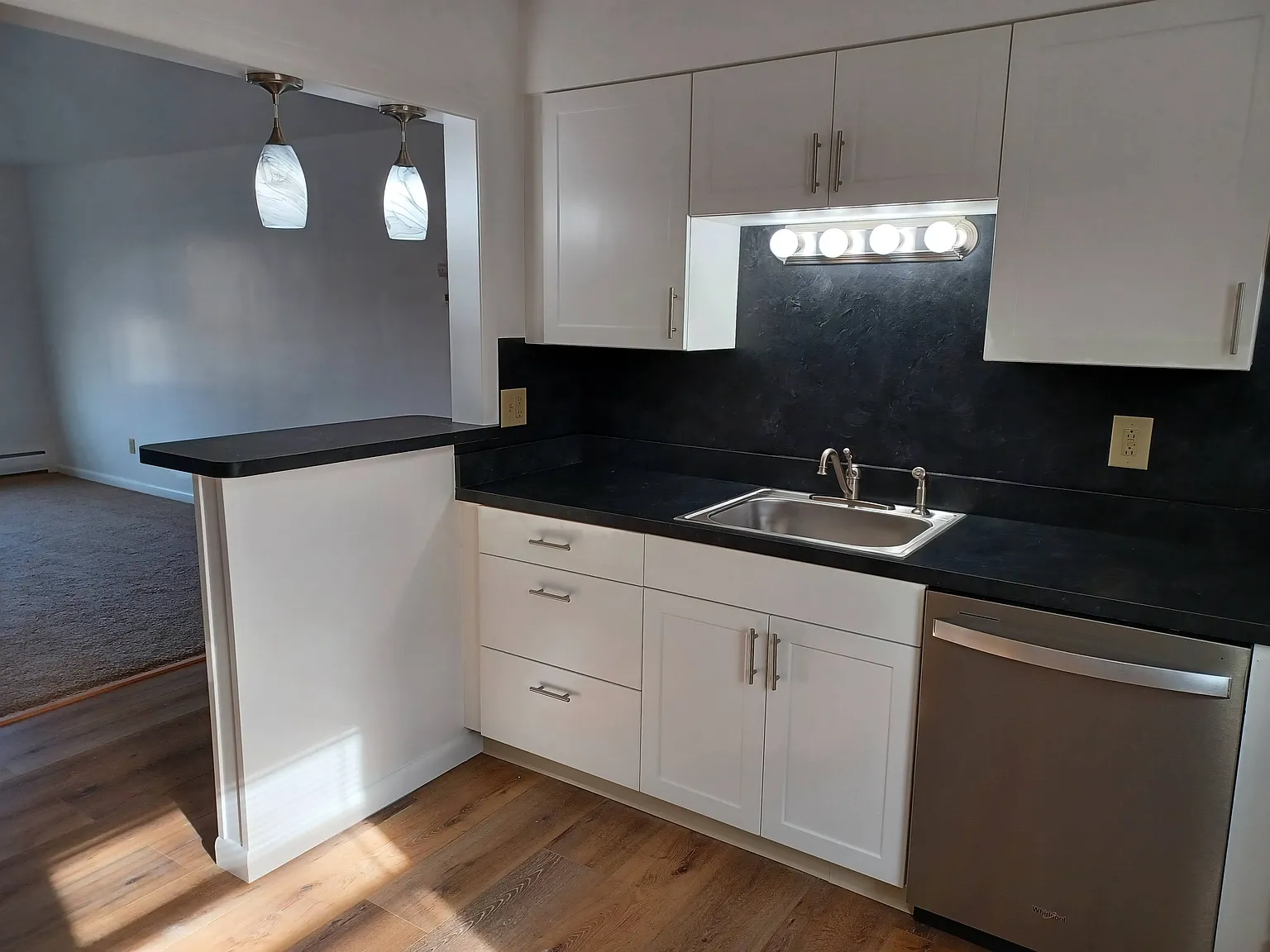 Sussex Court Apartments — Photo 2