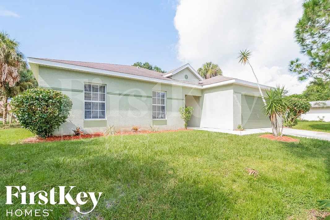 4 bed, 2.0 bath, 1400 sqft, $2,165 — Photo 2