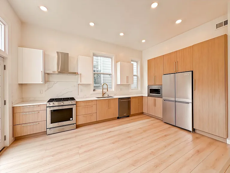 Top-Floor, Remodeled 5BR/2.5BA Victorian Flat, Pet Friendly, Steps from Alamo Square — Photo 7