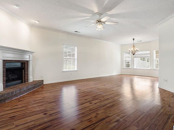 4th image of 304 Creekside Ln