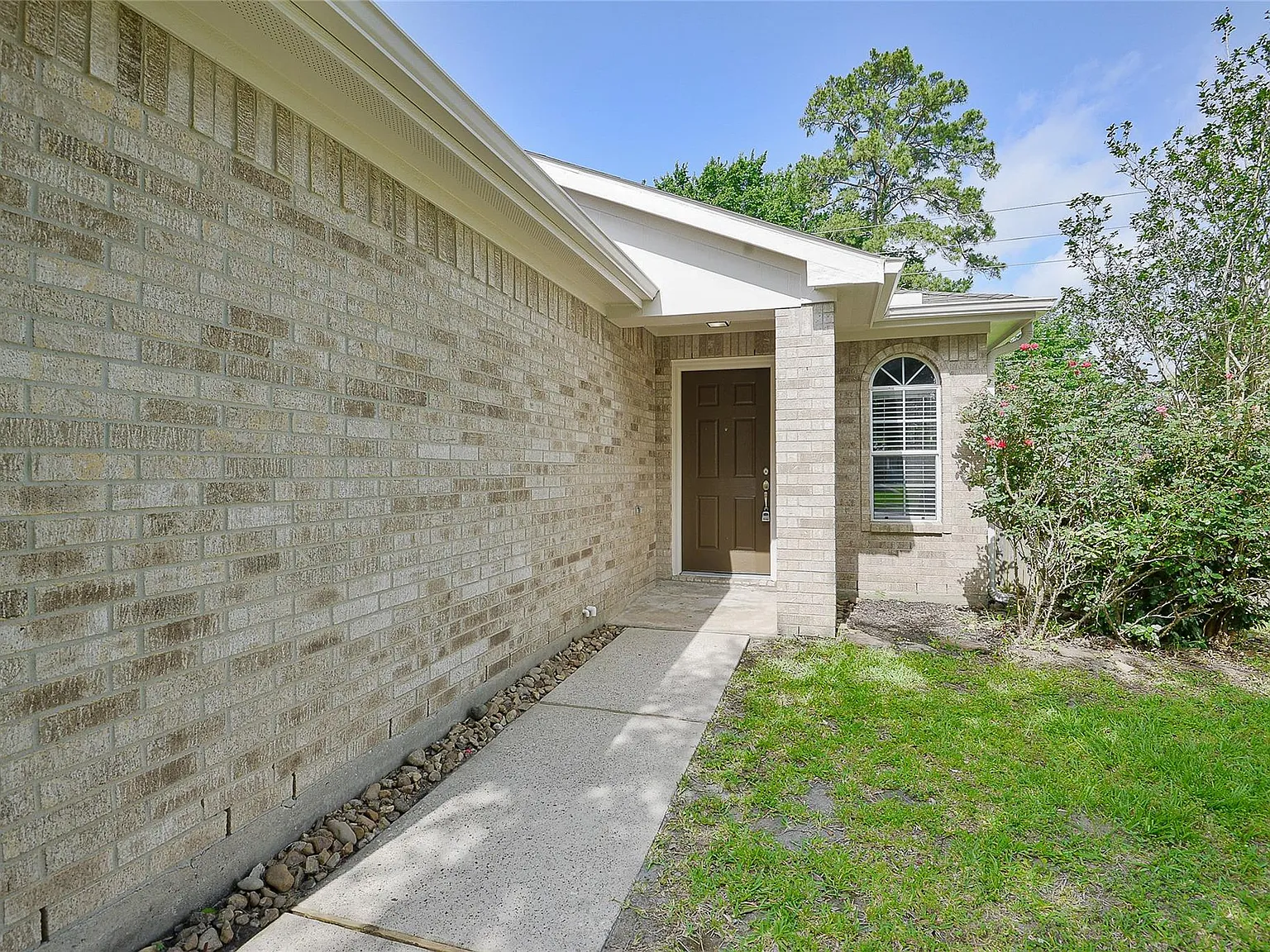 3 bed, 2.0 bath, 1305 sqft, $1,725 — Photo 3