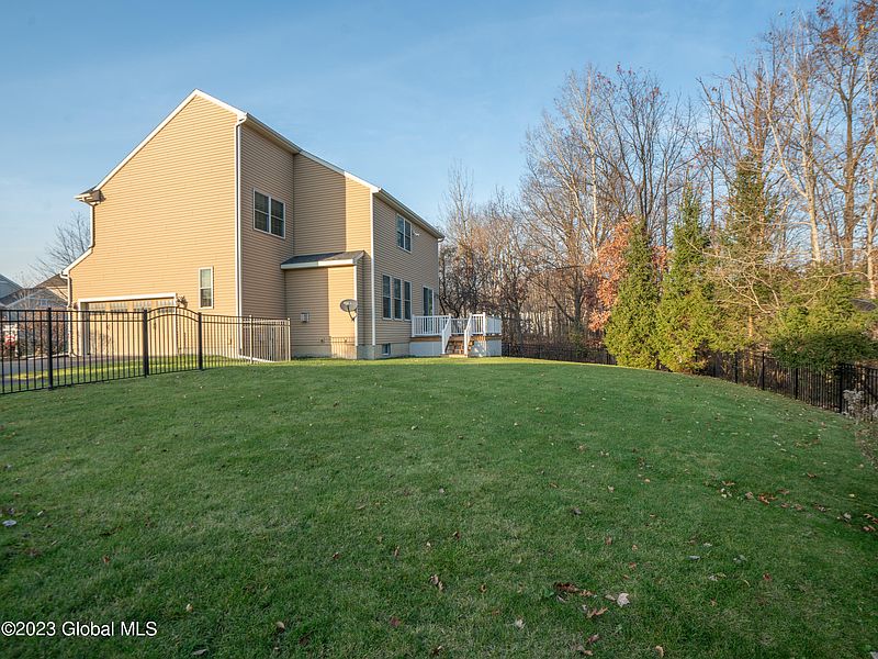3rd image of 7 Beacon Drive