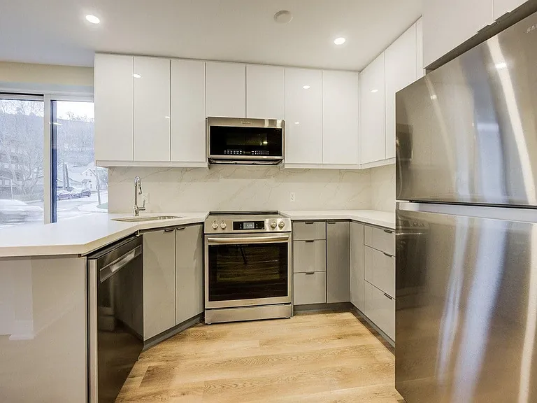 155 Charlton Ave E — Photo 15