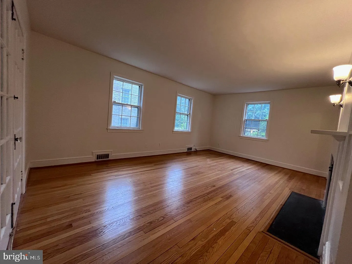 4 bed, 2.5 bath, 2573 sqft, $4,695 — Photo 4
