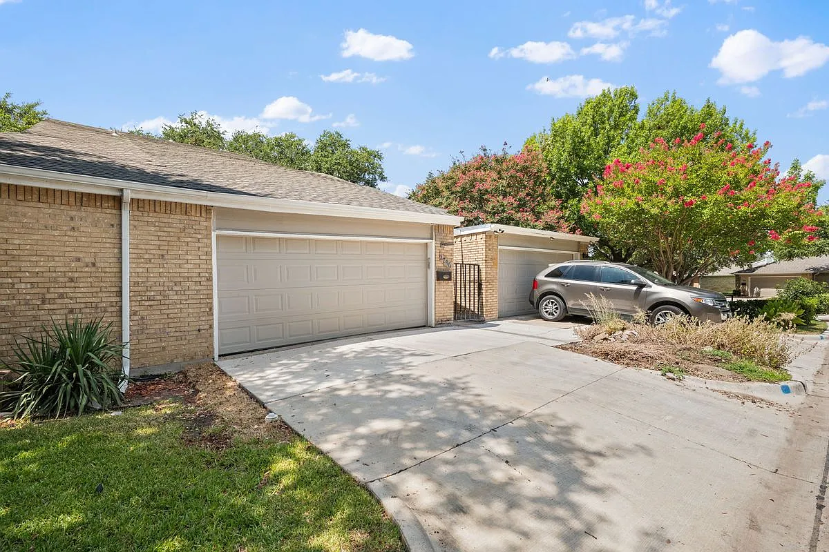 4 bed, 2.0 bath, 1738 sqft, $2,400 — Photo 2
