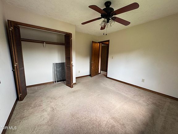 3rd image of 4 S Hills Cir
