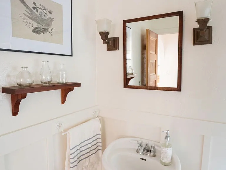 Guest Bathroom - Upper Level