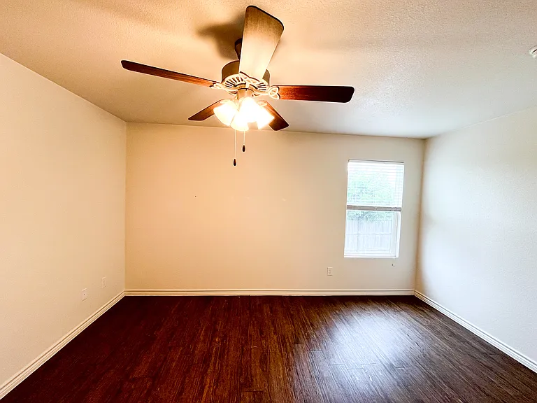 1515 Justin Loop #B — Photo 20