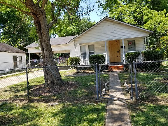Fenced in Large Lot with a covered car porch. Huge Back Yar