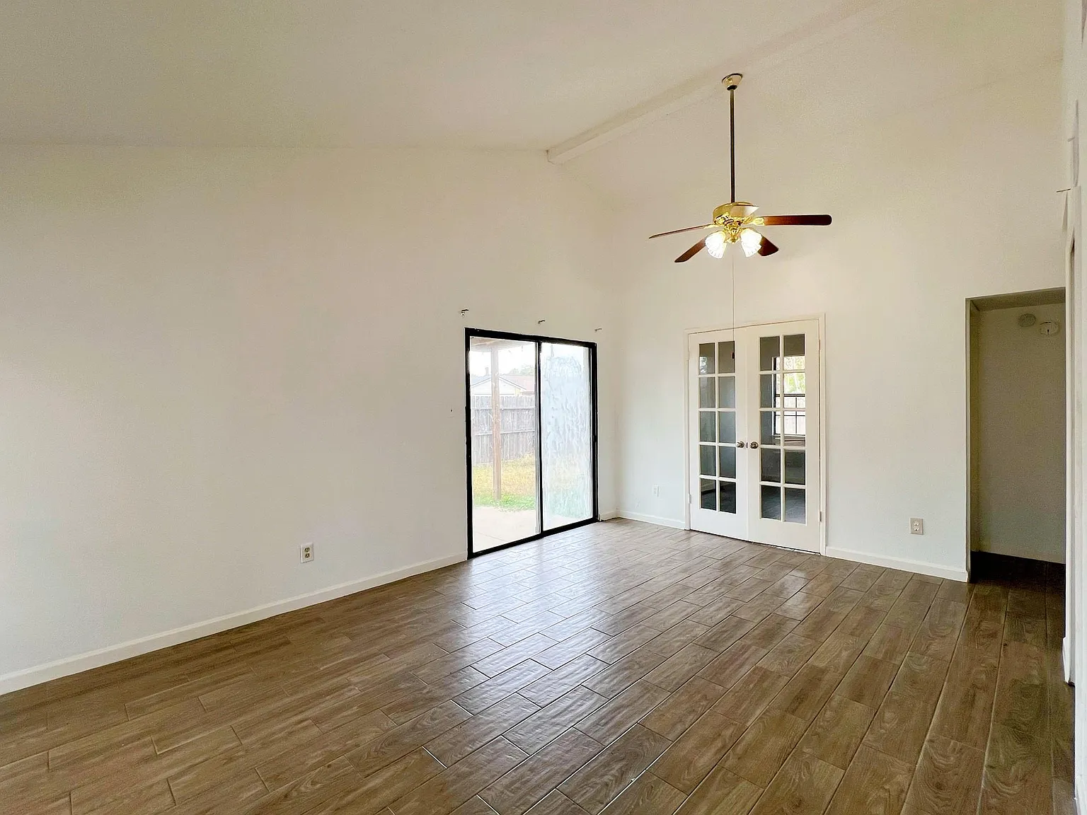 3 bed, 1.0 bath, 998 sqft, $1,499 — Photo 2