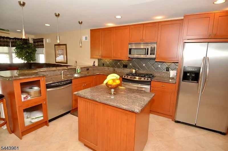 4 bed, 2.0 bath, 1755 sqft, $4,300 — Photo 3
