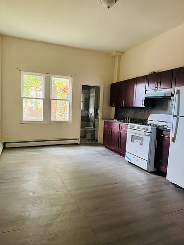 89 Thompson St Photo 1