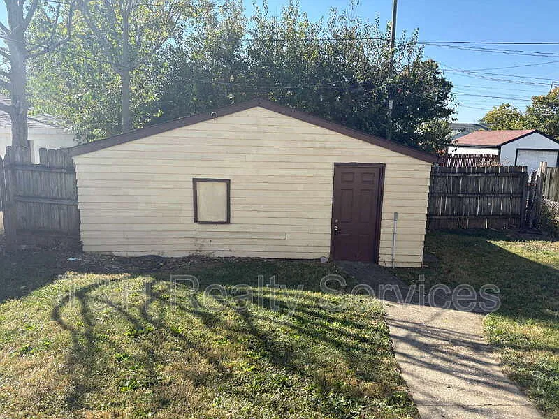 2 bed, 1.0 bath, 816 sqft, $1,200 — Photo 2