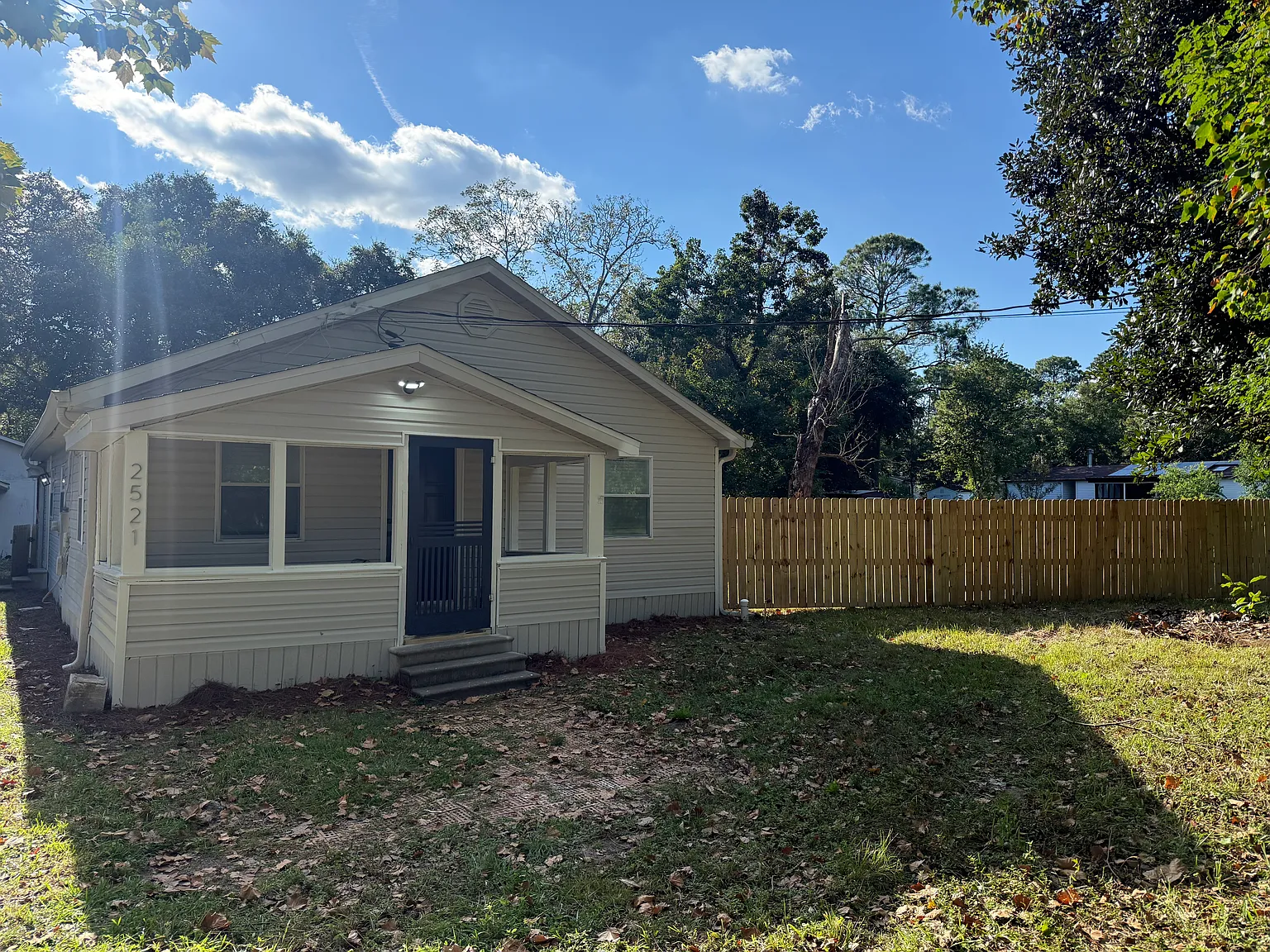 3 bed, 1.5 bath, 1377 sqft, $2,199 — Photo 2
