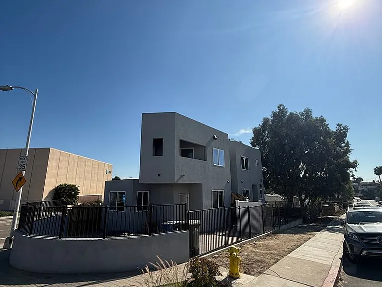 4560 College Ave — Photo 15